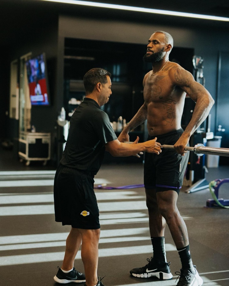 凤凰体育官网-Skip：偶遇老詹的训练师 以为他要骂我 但他很友善还主动找我搭话